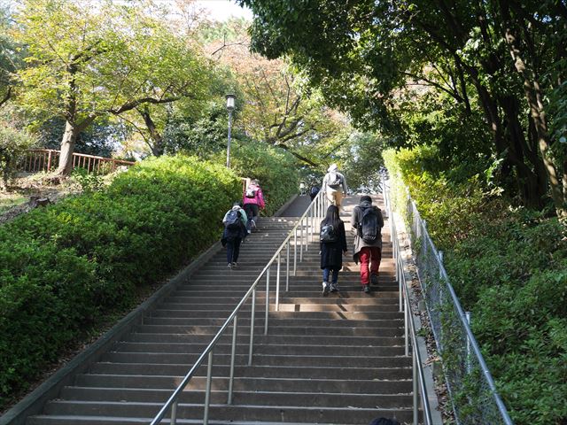 大阪城公園の東外堀近くの階段を上る