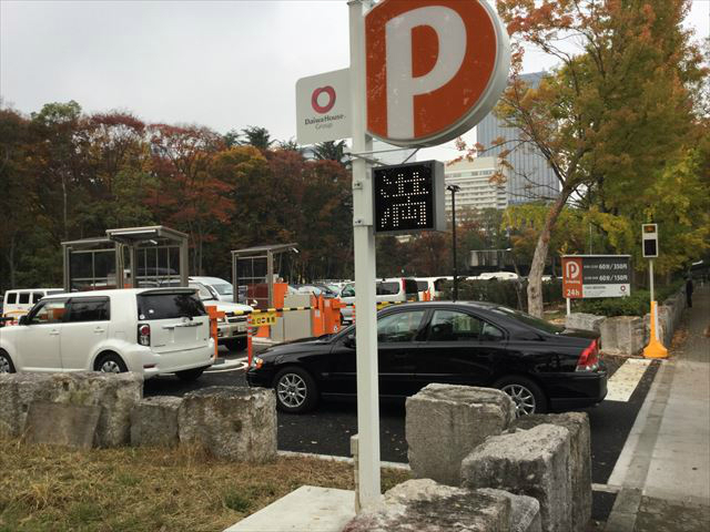 大阪城公園駅前駐車場、入口付近