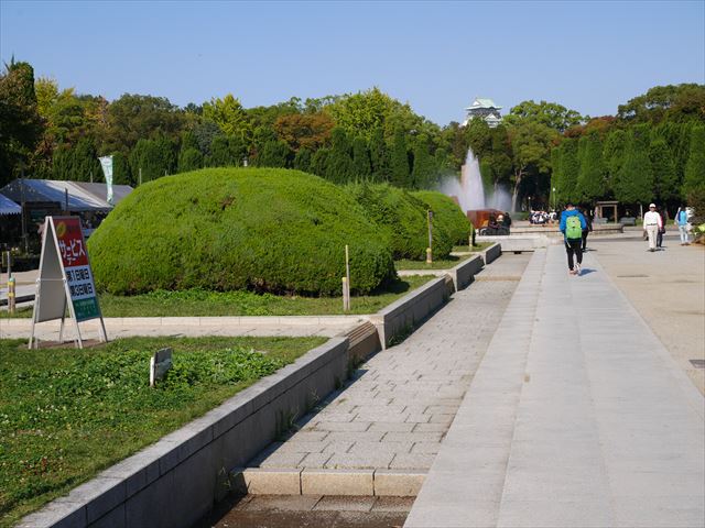 大阪城公園内、噴水手前