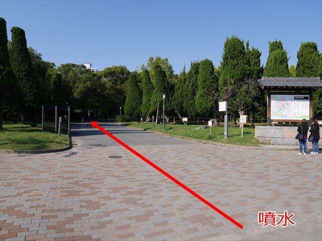 大阪城公園、噴水から大阪城野外音楽堂への道