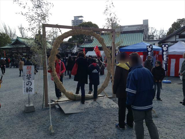 大阪城、豊国神社の開運芽の輪（輪くぐり）