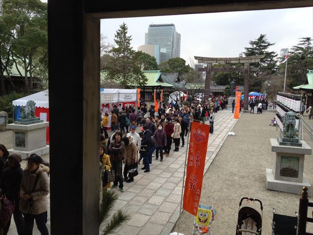 大阪・豊国神社、初詣の参拝に並ぶ行列