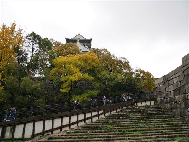 大阪城天守閣に向かう上り坂