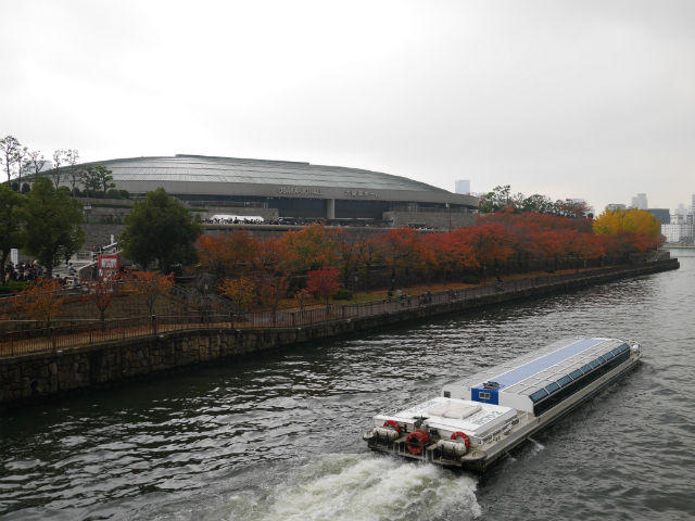 大阪城ホールとアクアライナー