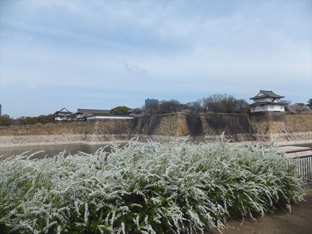 大阪城六番櫓と大手門に続く坂道