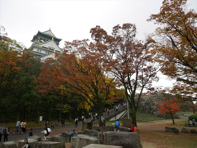 大阪城天守閣と刻印石広場