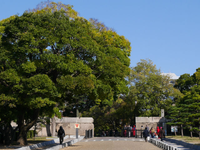 大阪城「玉造口」と坂道