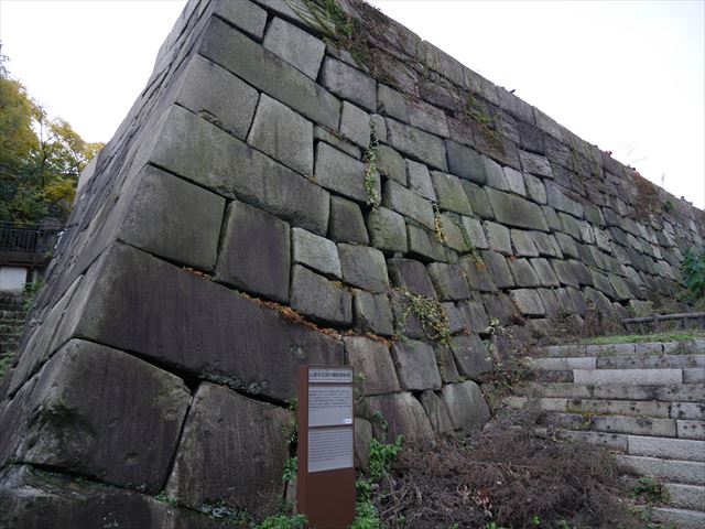 大阪城山里丸石垣にある空襲の痕跡