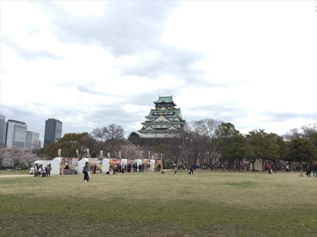 西の丸庭園から見える大坂城と芝生売店