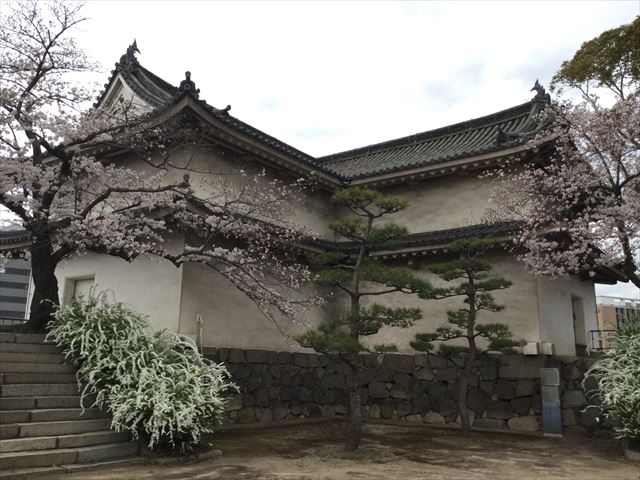 大阪城西の丸庭園から見た乾櫓