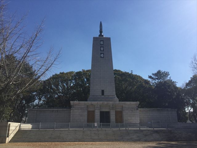 大阪城公園「教育塔」