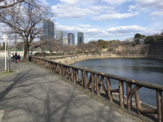 大阪城西外堀沿いから京橋口に向かう道