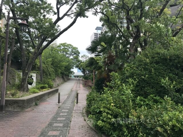 越中井（細川忠興屋敷跡・細川ガラシャ夫人最期の地）横の歩道