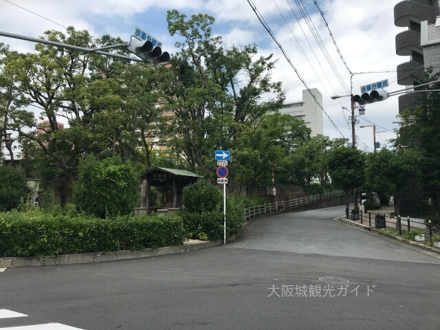 越中井（細川忠興屋敷跡・細川ガラシャ夫人最期の地）とその横の道路