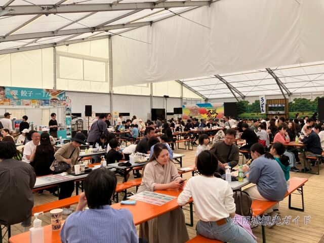「大阪グルメEXPO2025」店内の食事エリア
