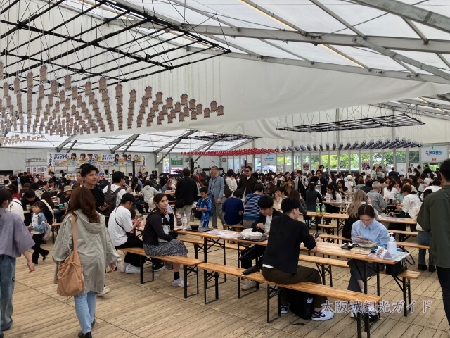 「大阪グルメEXPO2025」店内の食事エリア