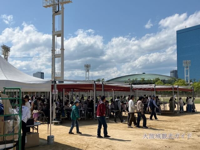 「大阪グルメEXPO2025」店内の食事エリア